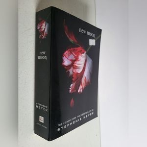 New Moon by Stephenie Meyer - Black and Red Cover